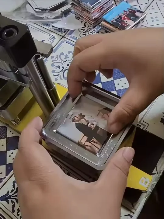 fotomagnesy ujecie pokazujące produkcję, impreza